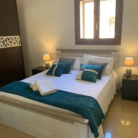 Lejlighed Poolside Luxury With Patio 11a3s Għajnsielem